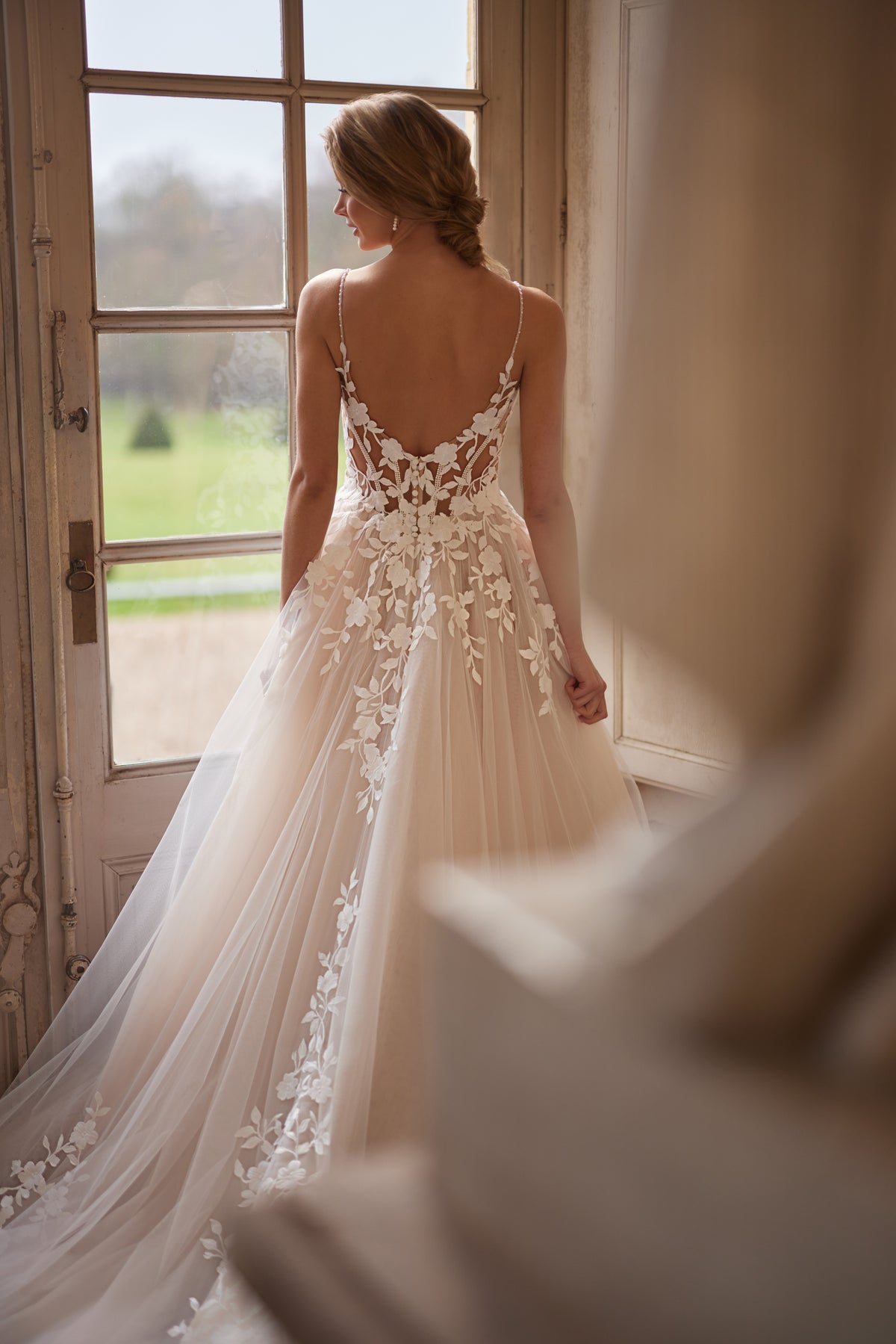Robe de mariée Solene, avec de délicates bretelles, un décolleté ouvert et des appliqués de dentelle florale — collection Something Blue 2027.