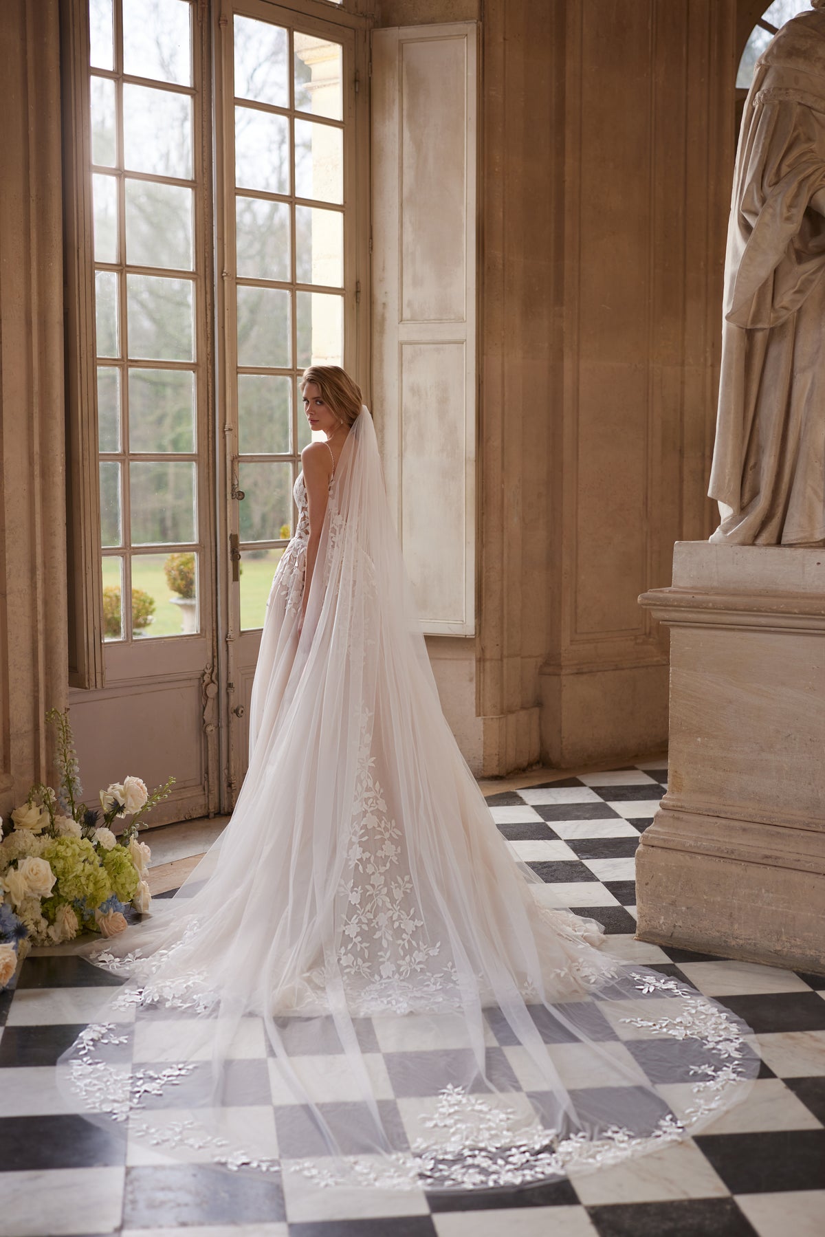 Voile Solene en tulle souple, porté avec la robe de mariée Solene.