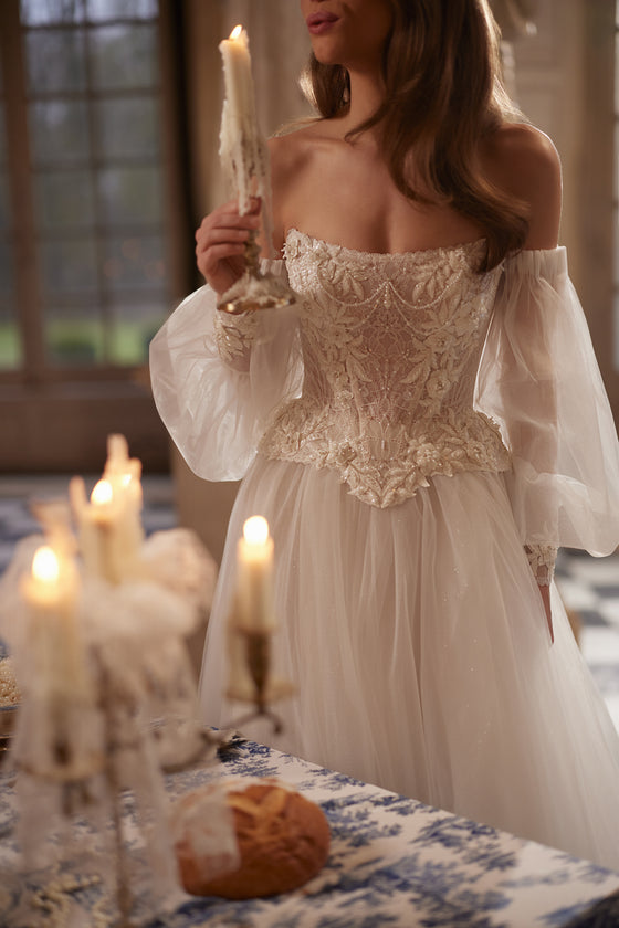 Ensemble de mariée Tara + Tilda, avec un corset Tara structuré à manches laissant les épaules dénudées et la jupe trapèze Tilda.