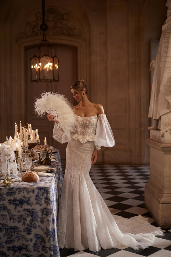 Ensemble de mariée Tara + Thea, avec un corset Tara structuré à manches laissant les épaules dénudées et la jupe sirène Thea.