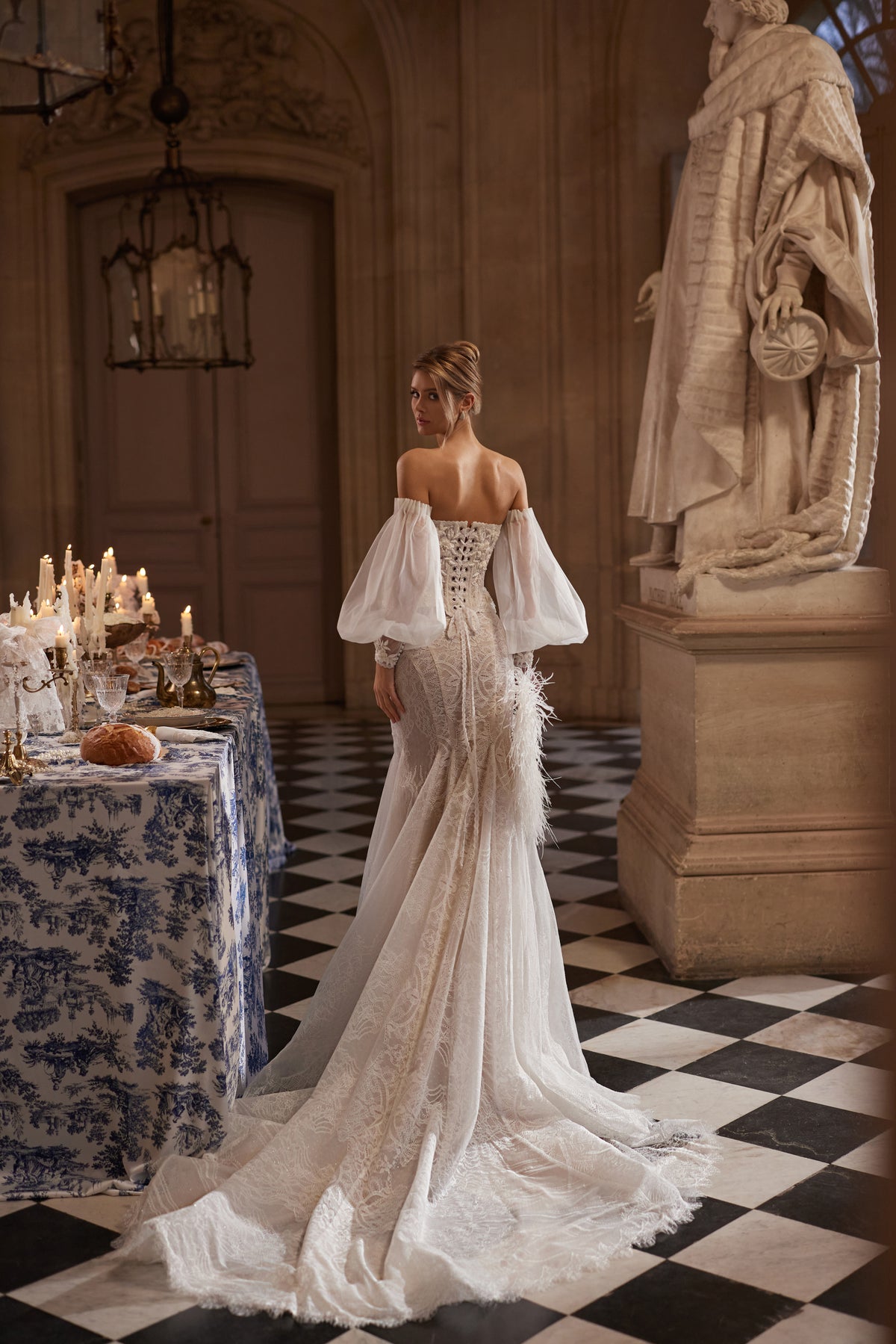 Ensemble de mariée Tara + Thea, avec un corset Tara structuré à manches laissant les épaules dénudées et la jupe sirène Thea — collection Something Blue 2027, DAMA Couture.