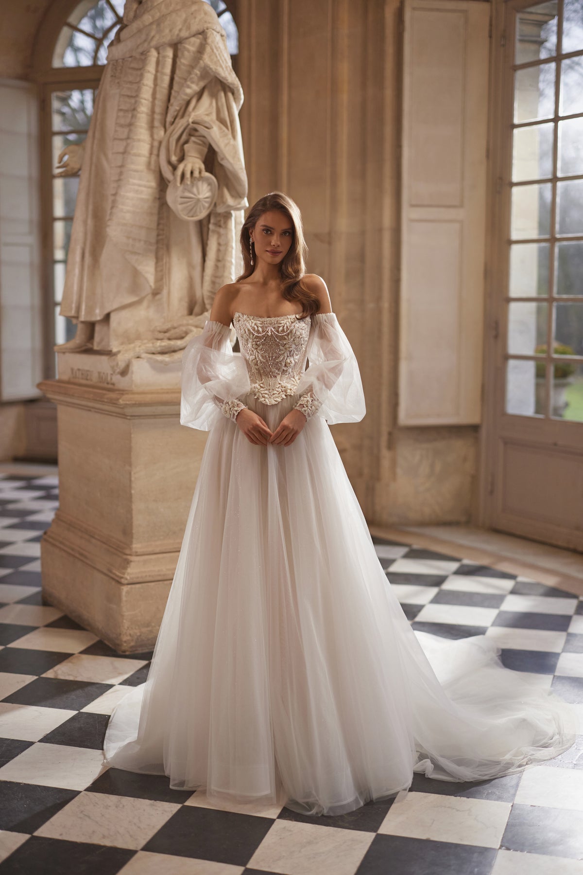 Ensemble de mariée Tara + Tilda, avec un corset Tara structuré à manches laissant les épaules dénudées et la jupe trapèze Tilda.