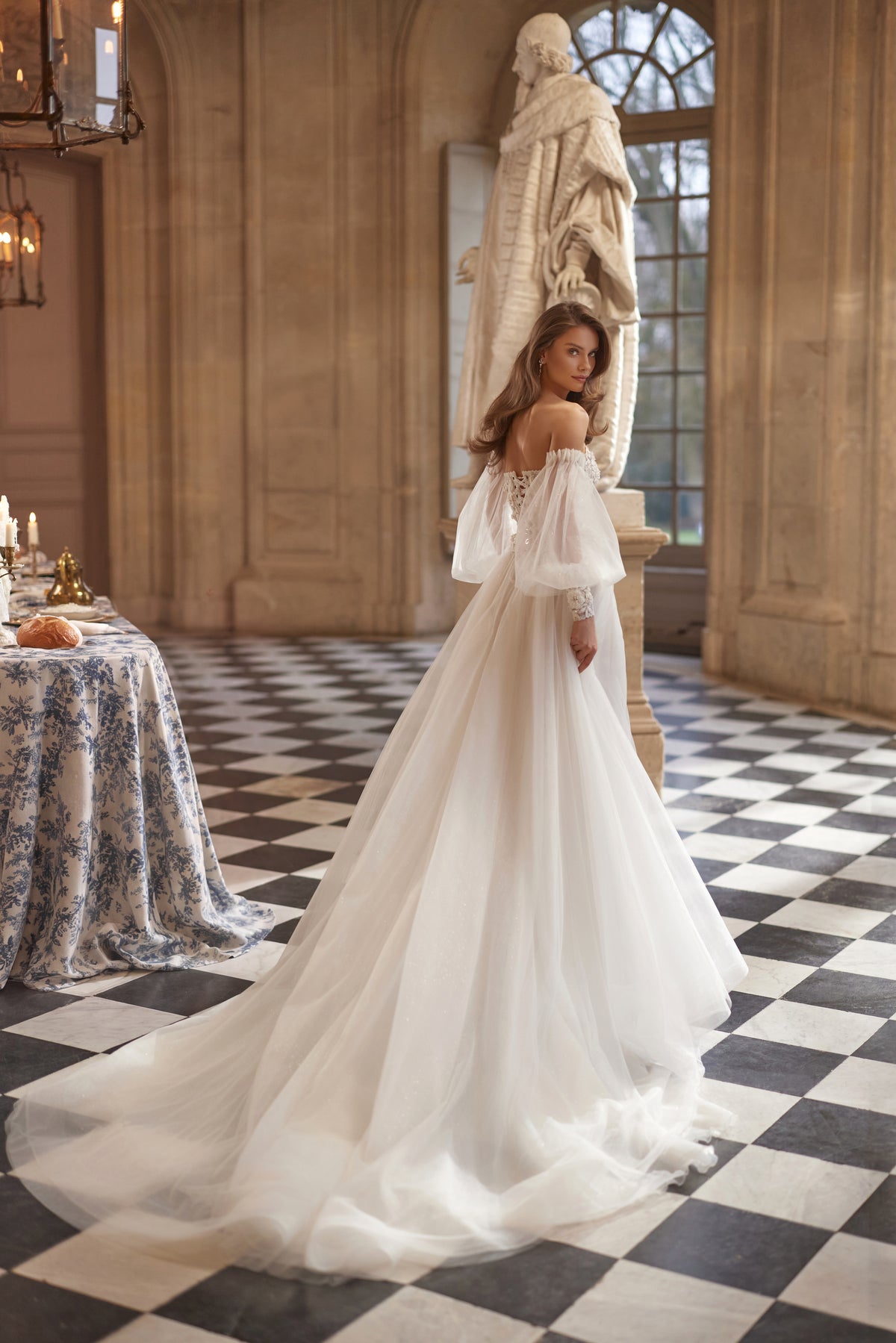 Ensemble de mariée Tara + Tilda, avec un corset Tara structuré à manches laissant les épaules dénudées et la jupe trapèze Tilda.