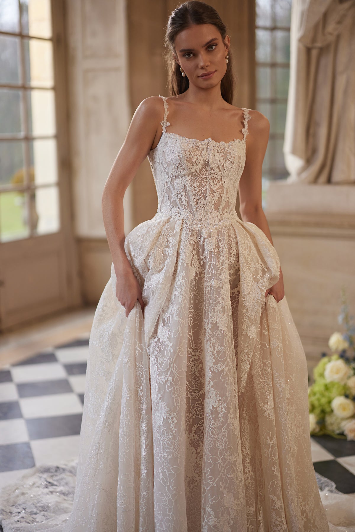 Robe de mariée trapèze Thetis, avec un corset transparent, des bretelles en dentelle et une somptueuse jupe en dentelle.