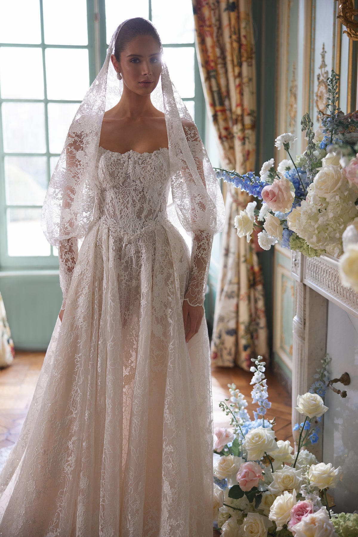 Robe de mariée trapèze Thetis, avec un corset transparent, des bretelles en dentelle et une somptueuse jupe en dentelle.