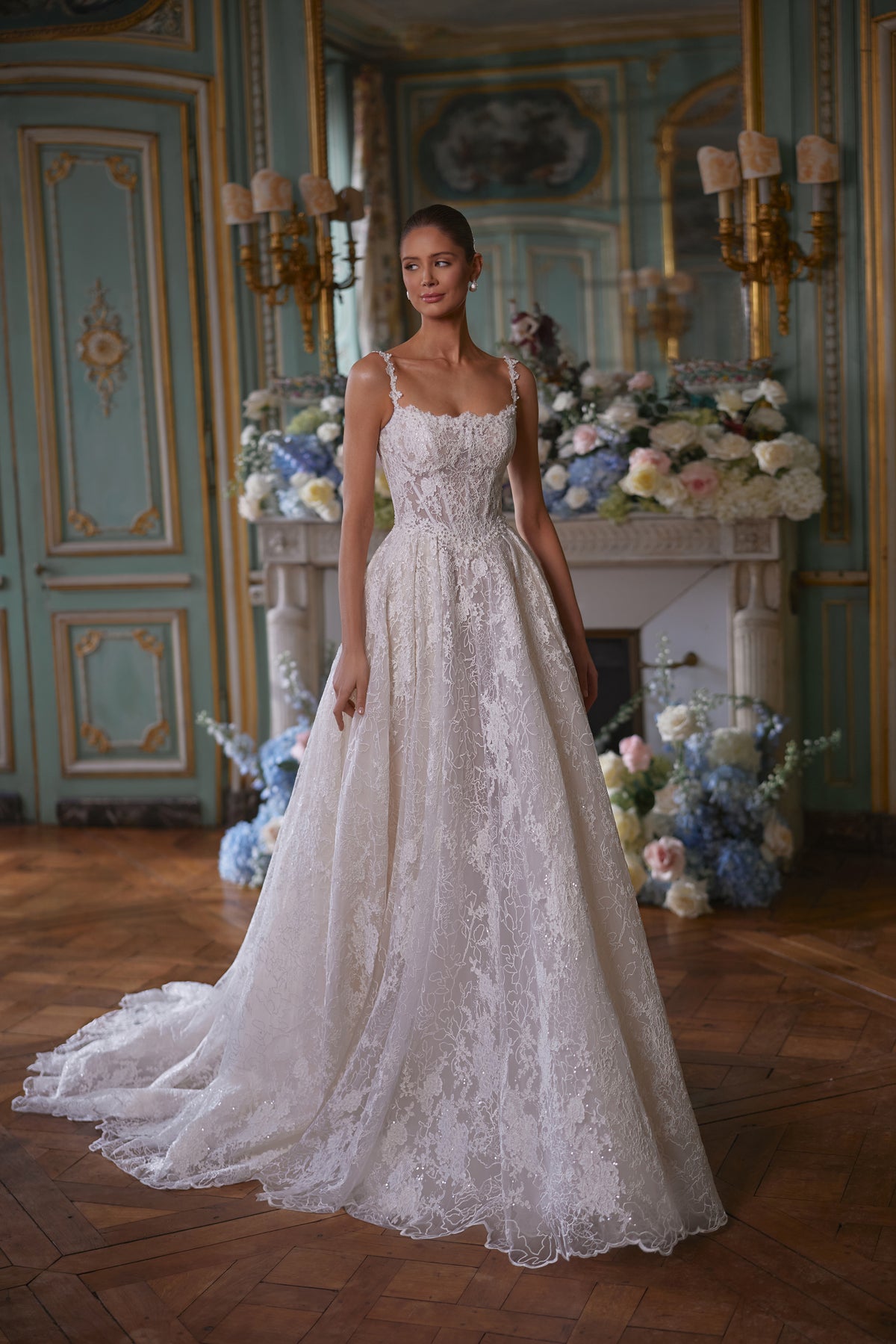 Robe de mariée Thetis, avec un corset transparent, des bretelles en dentelle et une somptueuse jupe en dentelle, DAMA Couture.