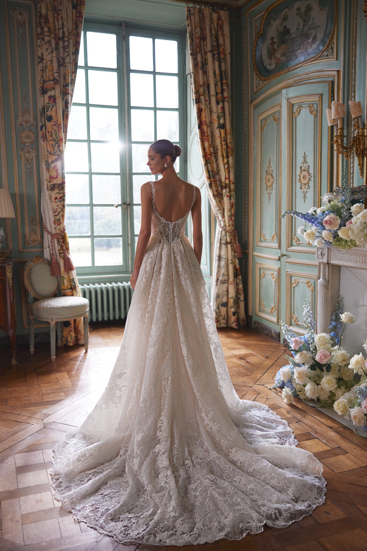 Robe de mariée Thetis, avec un corset transparent, des bretelles en dentelle et une somptueuse jupe en dentelle — collection Something Blue 2027.