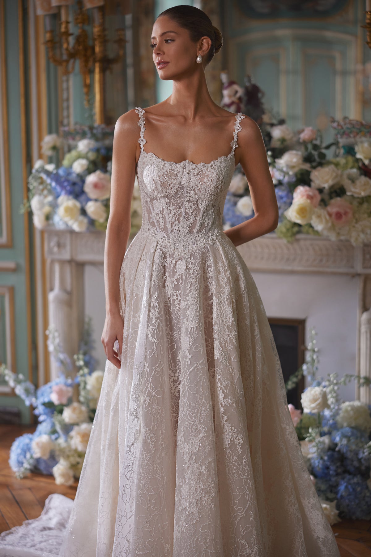 Robe de mariée trapèze Thetis, avec un corset transparent, des bretelles en dentelle et une somptueuse jupe en dentelle.