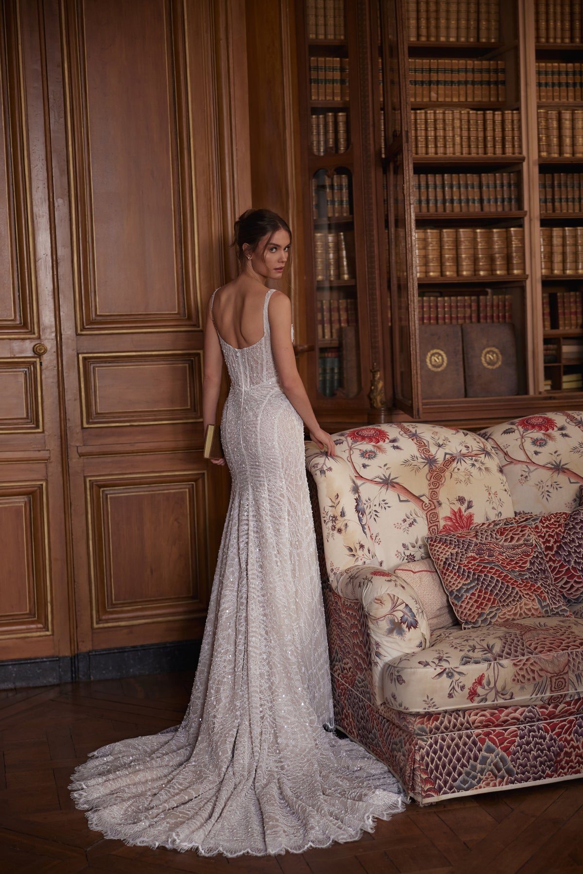 Robe de mariée sirène Tissaia, avec un décolleté carré contemporain et un dos arrondi échancré.