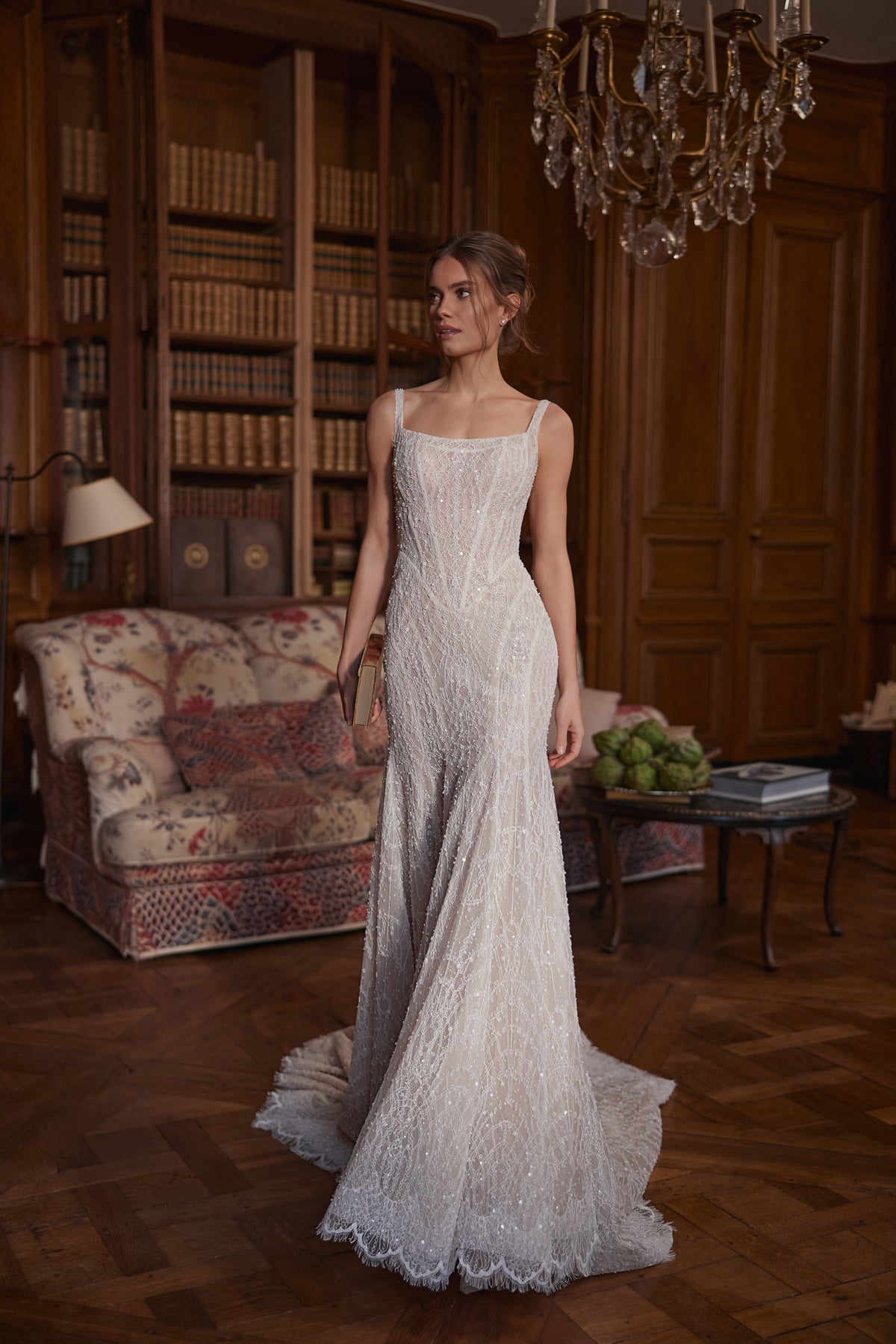 Robe de mariée Tissaia, avec un décolleté carré contemporain et un dos arrondi échancré.