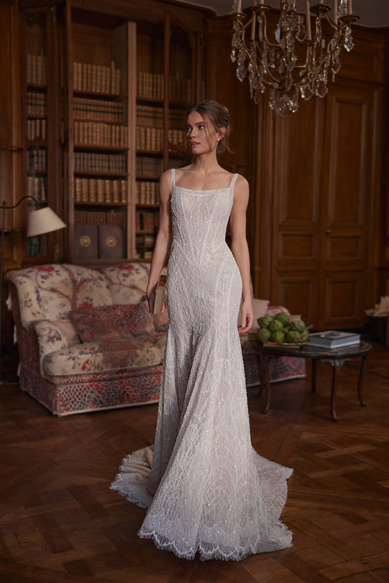 Robe de mariée Tissaia, avec un décolleté carré contemporain et un dos arrondi échancré.