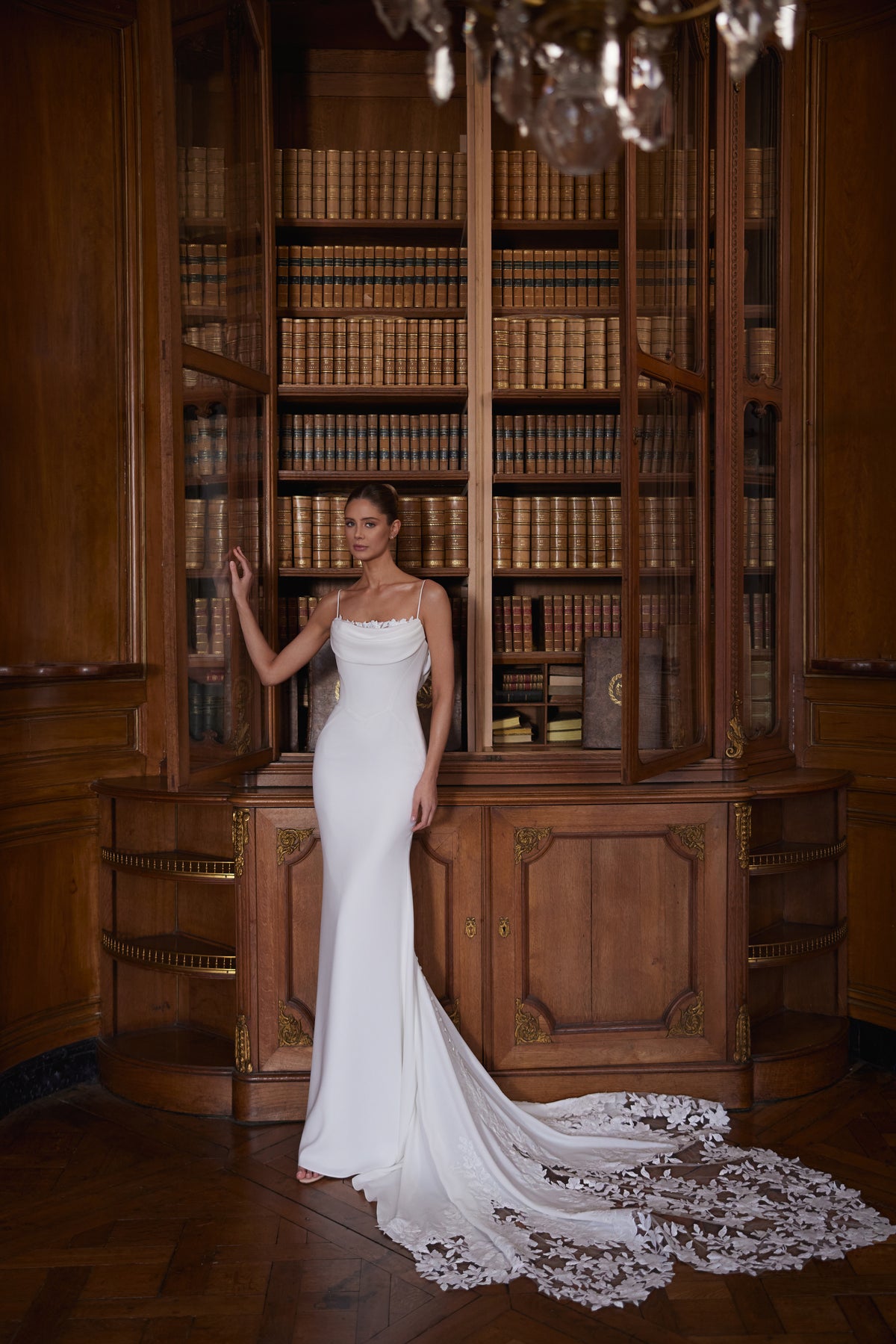 Robe de mariée Valerie, avec de fines bretelles et un décolleté bénitier souplement drapé — collection Something Blue 2027, DAMA Couture.