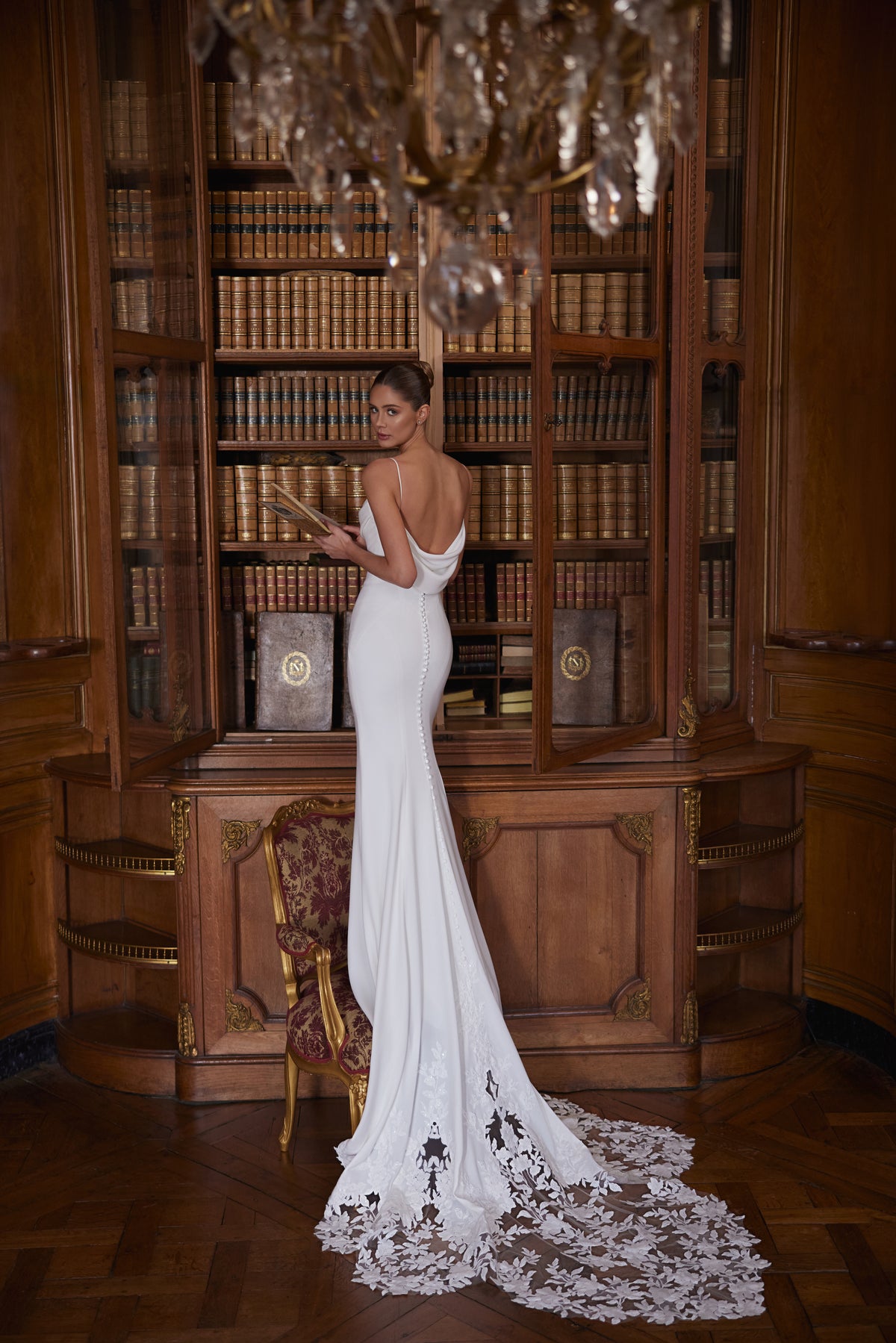 Robe de mariée Valerie, avec de fines bretelles et un décolleté bénitier souplement drapé — collection Something Blue 2027.