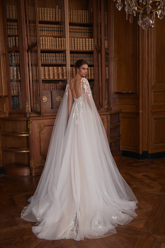 Robe de mariée trapèze Veloria, avec un décolleté en V, des bretelles florales et une jupe de tulle superposé.