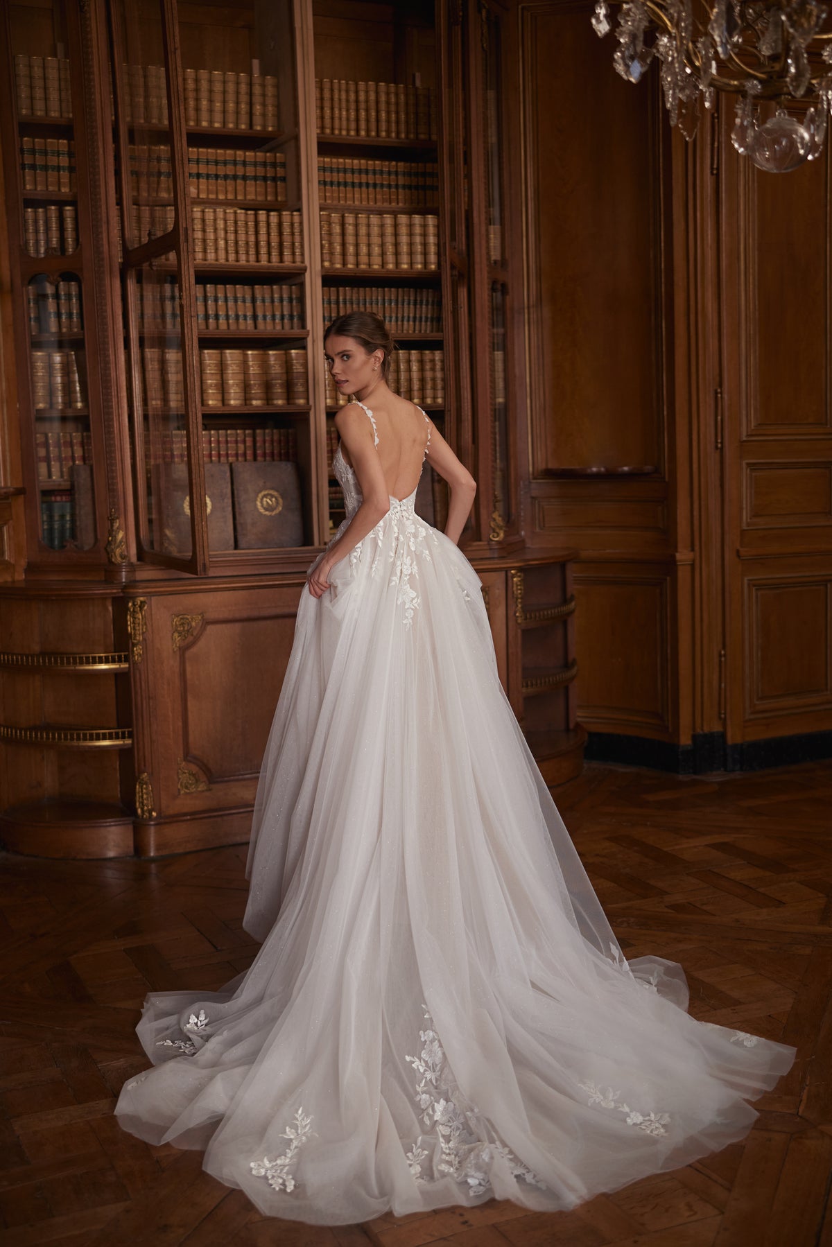 Robe de mariée Veloria, avec un décolleté en V, des bretelles florales et une jupe de tulle superposé.