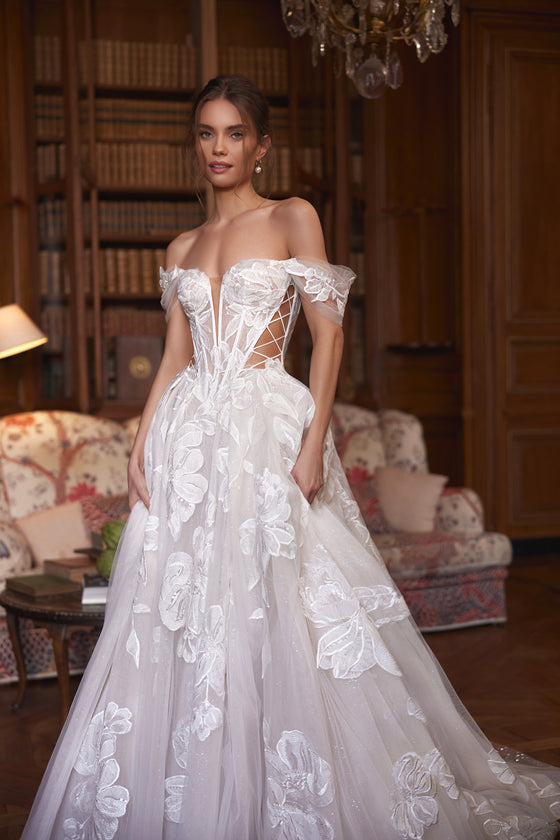 Robe de mariée trapèze Vespera, avec un corset aux épaules dénudées, avec un décolleté plongeant et des baleines visibles en transparence.
