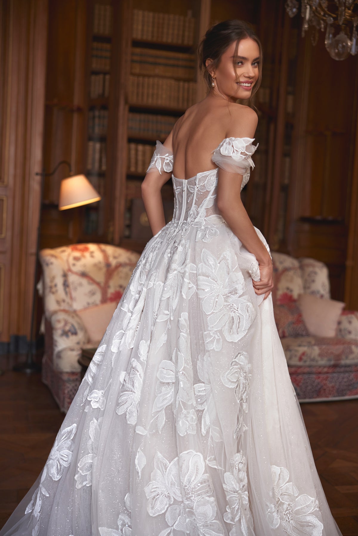 Robe de mariée Vespera, avec un corset aux épaules dénudées, avec un décolleté plongeant et des baleines visibles en transparence.