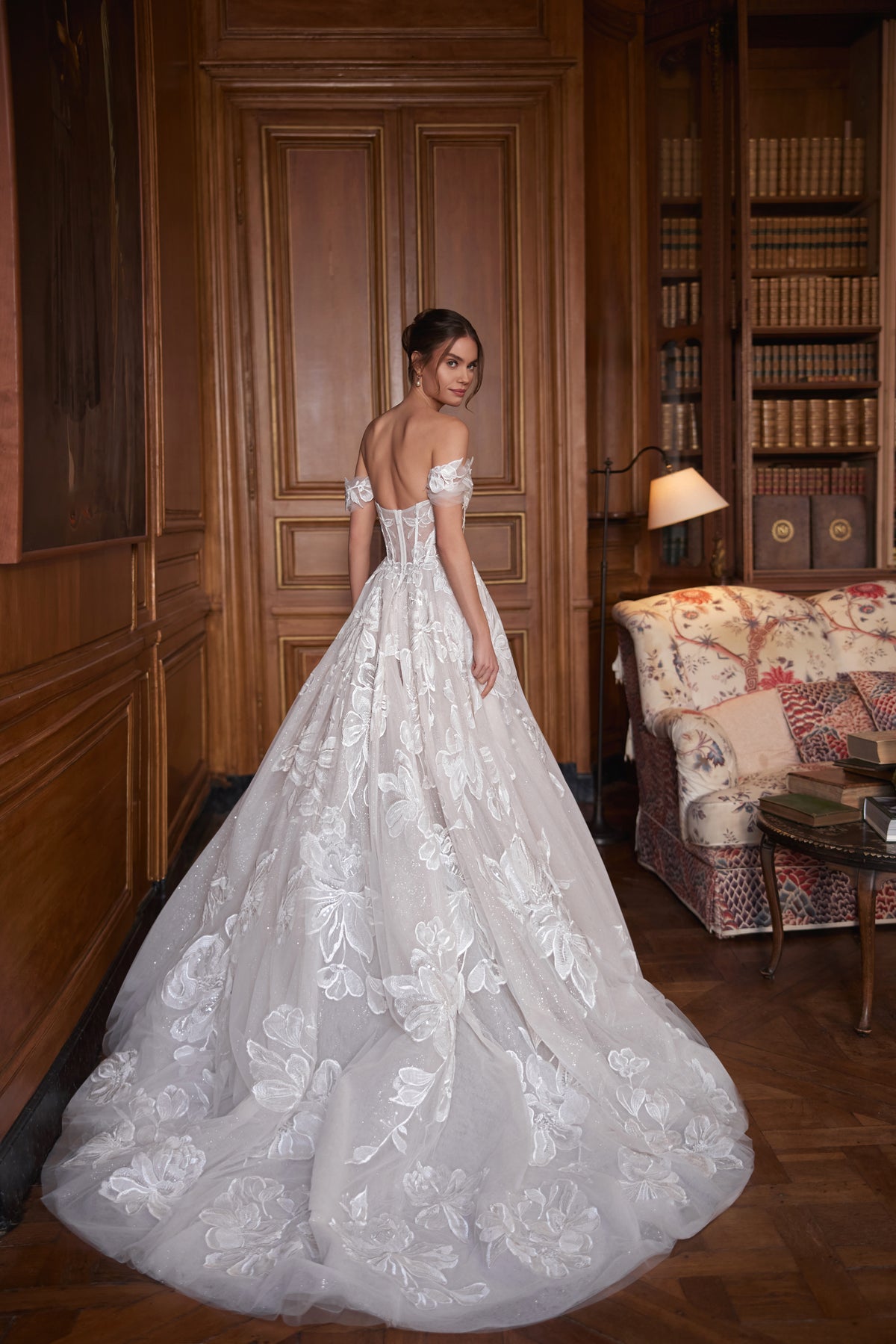 Robe de mariée Vespera, avec un corset aux épaules dénudées, avec un décolleté plongeant et des baleines visibles en transparence — collection Something Blue 2027, DAMA Couture.