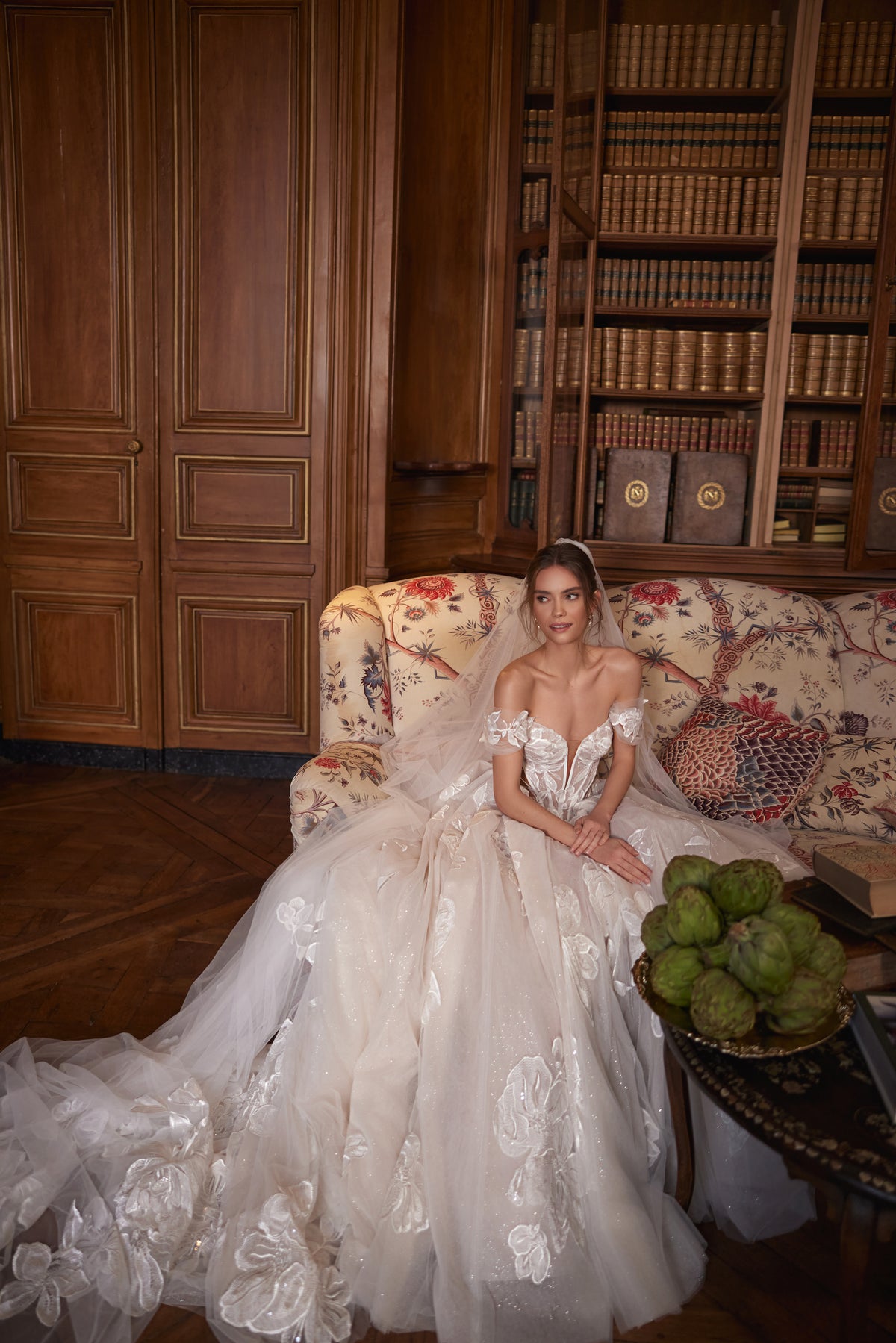 Robe de mariée Vespera, avec un corset aux épaules dénudées, avec un décolleté plongeant et des baleines visibles en transparence — collection Something Blue 2027.