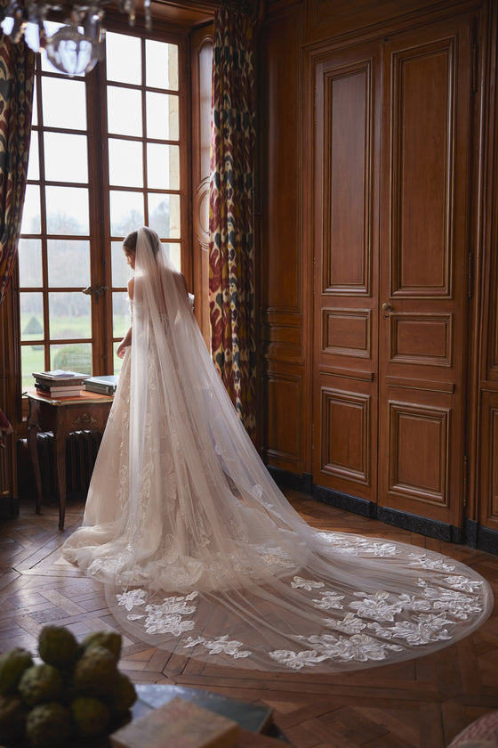 Long voile Vespera brodé de fleurs, porté avec la robe de mariée Vespera.