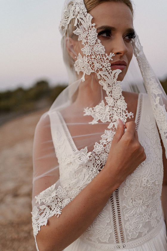 Voile cathédrale en dentelle, DAMA Couture.