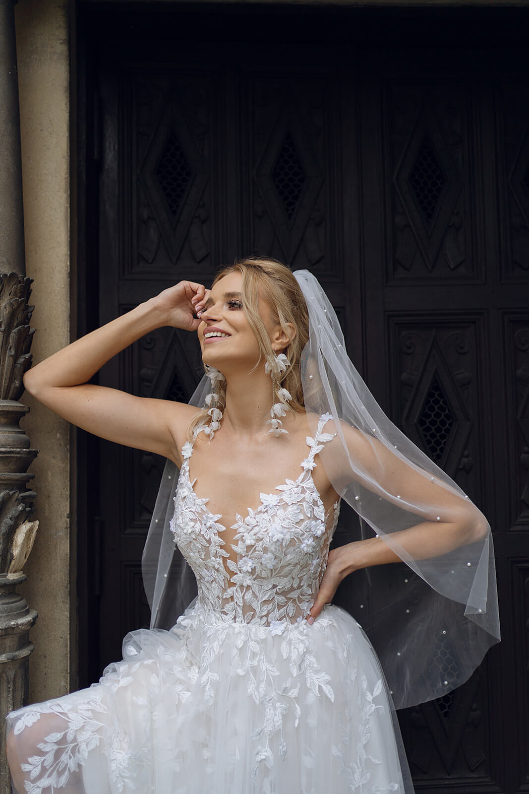 Voile de mariée perlé — silhouette entière.