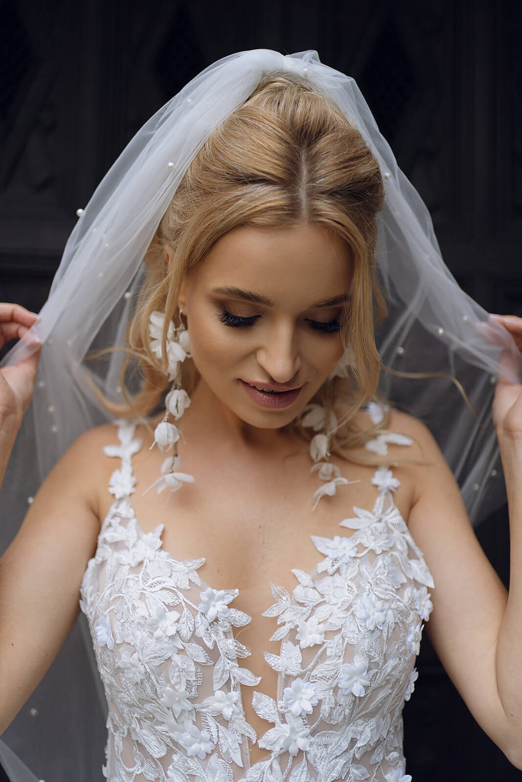 Voile de mariée perlé — en mouvement.
