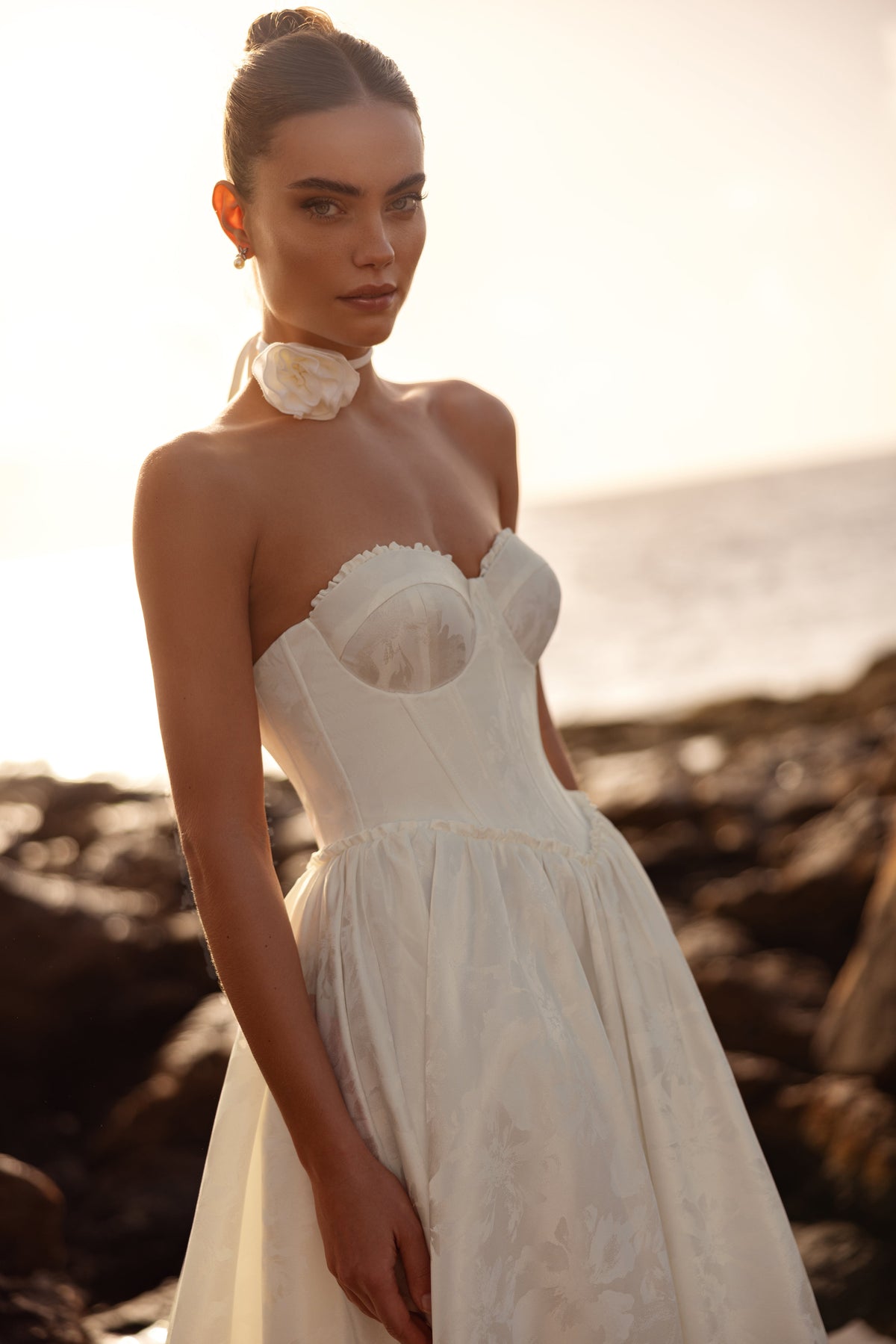 Gros plan sur la robe Cholly, son corset structuré et son détail floral au cou.