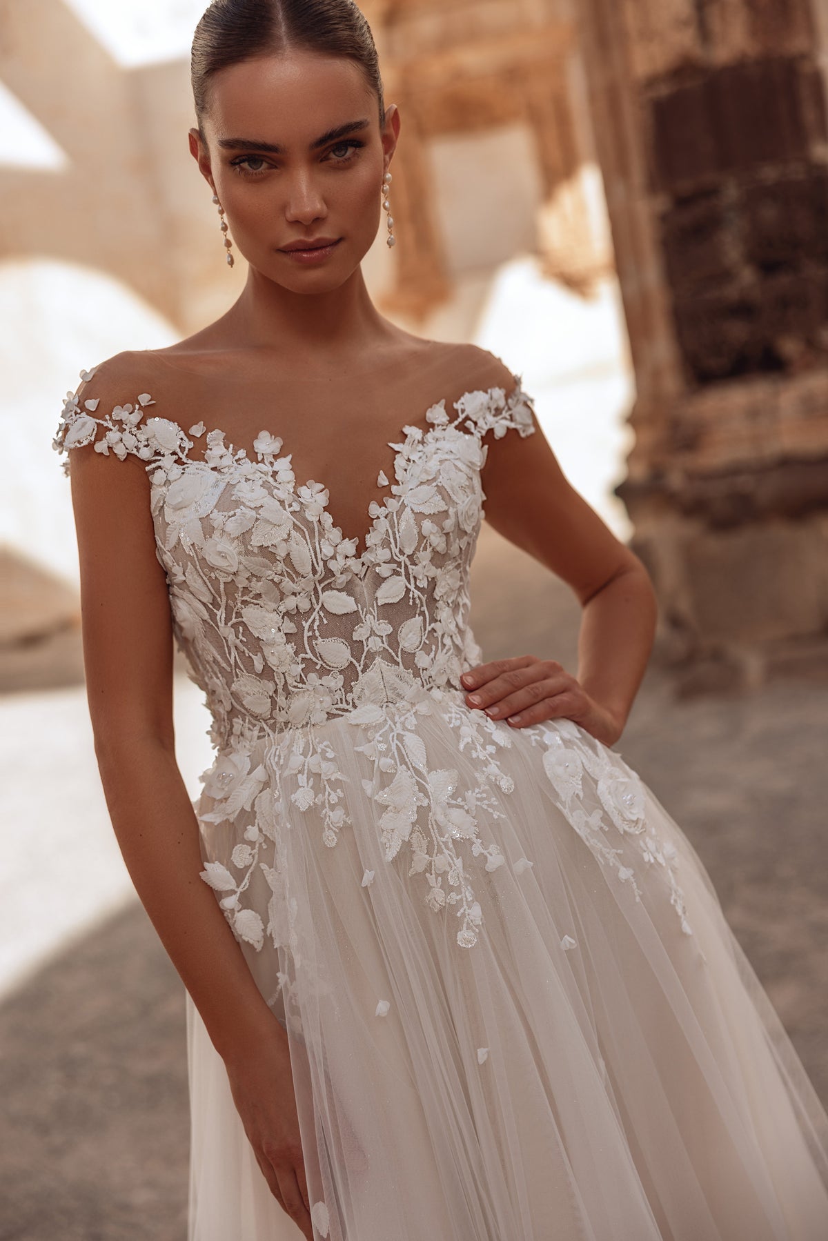 Robe de mariée Andrea, avec un corsage en dentelle à fleurs en relief et une jupe fluide en tulle.