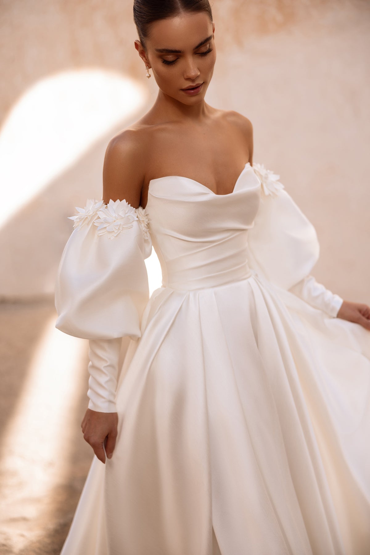 Vue de dos de la robe de mariée Anika en satin, avec de souples plis.