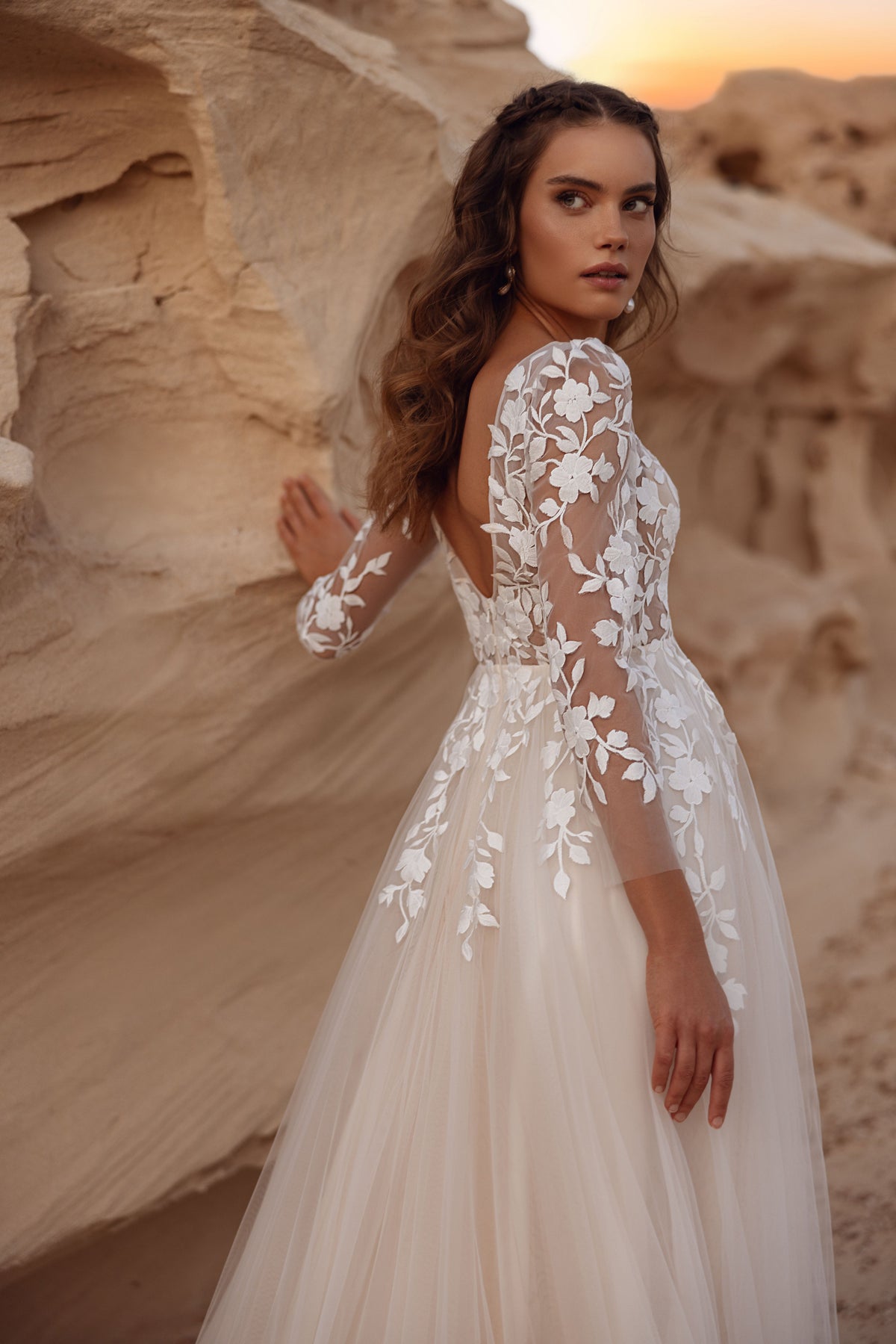 Dos de la robe Armori, avec de la dentelle florale transparente et une jupe souple en tulle.