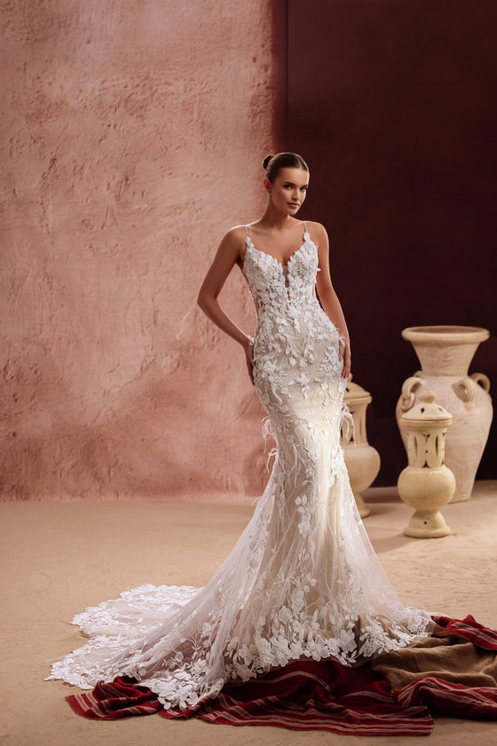 Robe de mariée Aspasia, avec un corsage en dentelle florale et une traîne fluide en tulle.