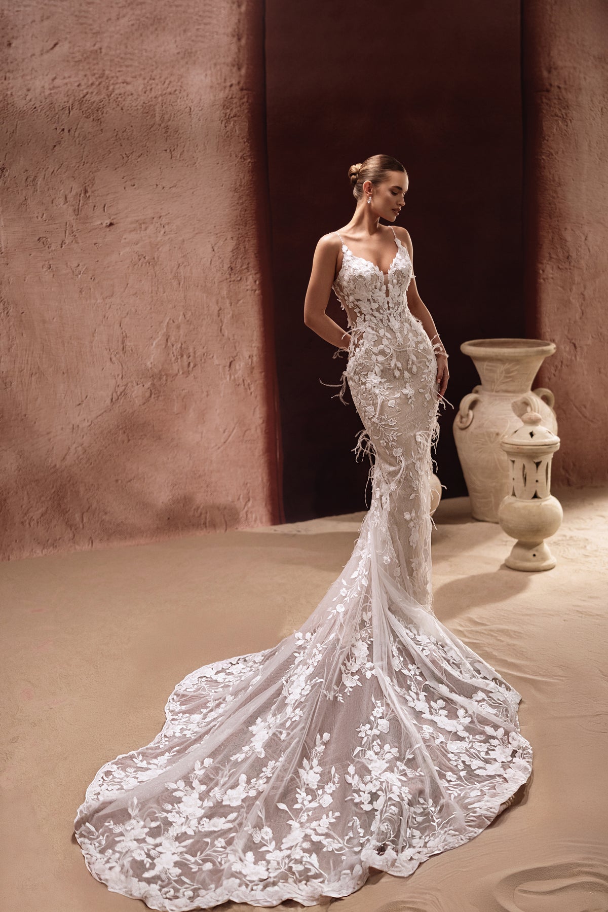 Robe de mariée sirène Aspasia, avec des appliqués de dentelle.