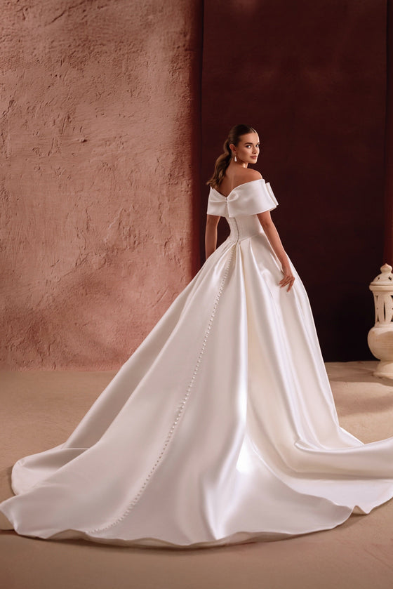 Robe de mariée princesse Avin, avec une jupe volumineuse en satin.