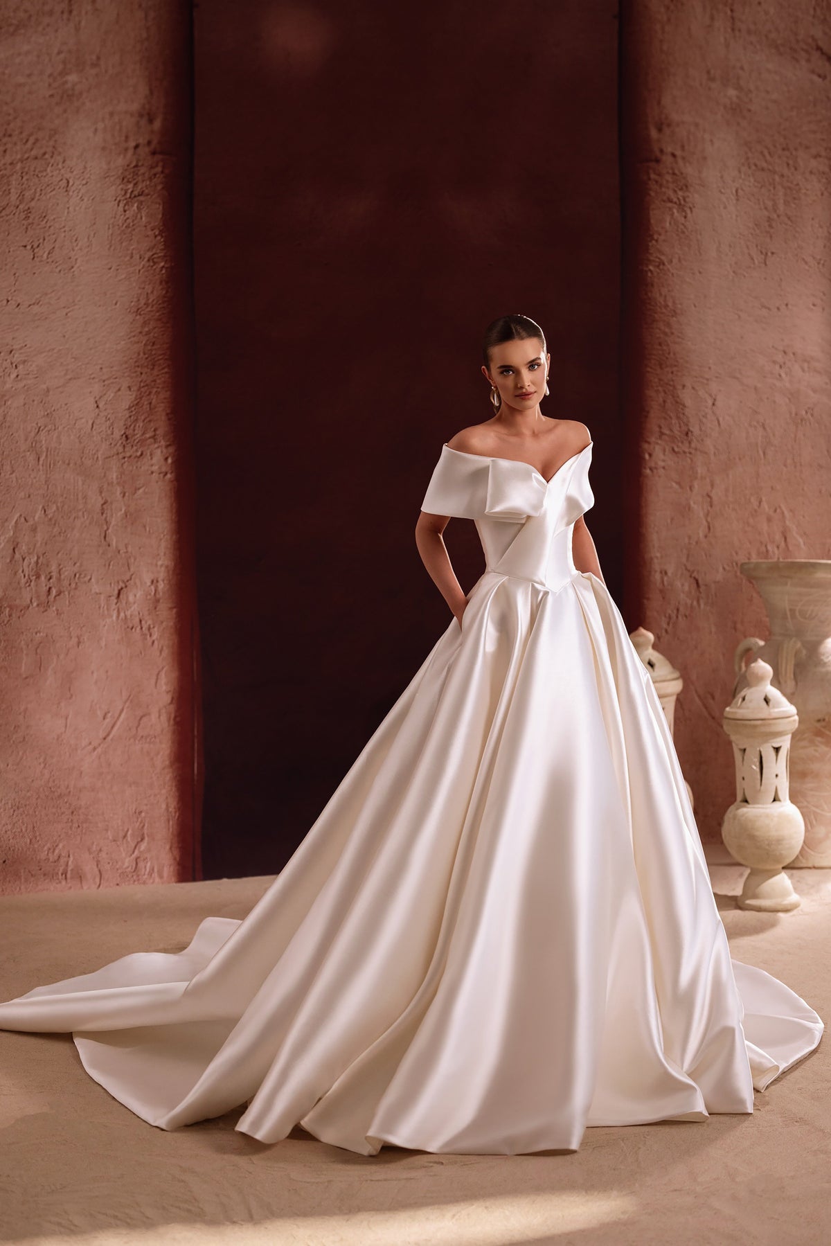 Robe de mariée Avin, avec un corsage sculpté en satin aux épaules dénudées.