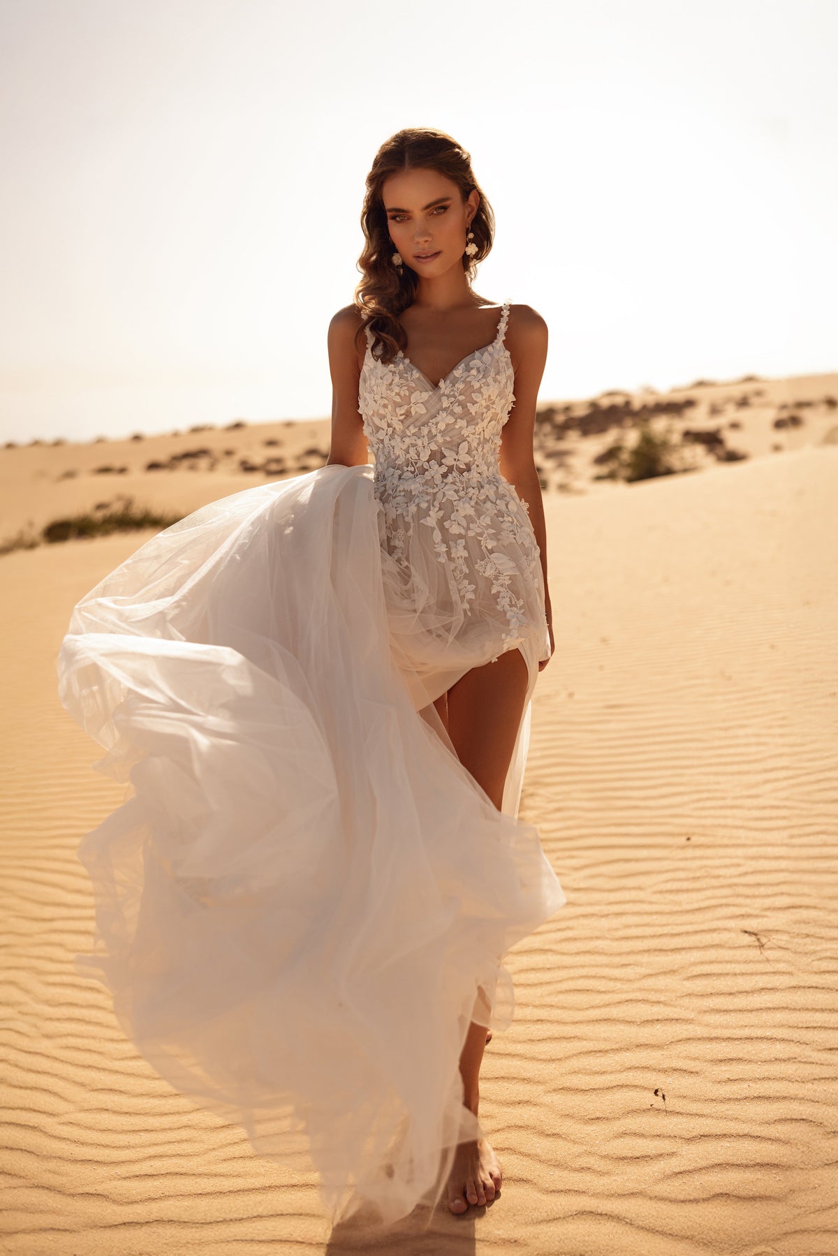 Robe de mariée Aviva, avec un décolleté plongeant et des bretelles en dentelle.