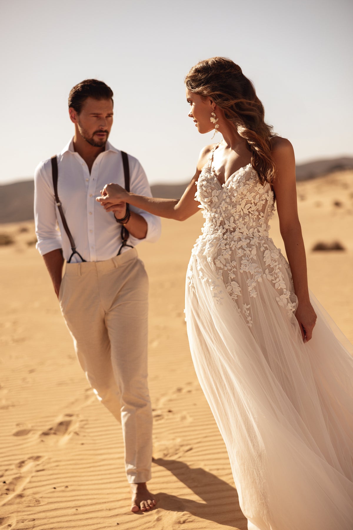 Robe de mariée Aviva, avec un corsage en dentelle florale et une fente haute.