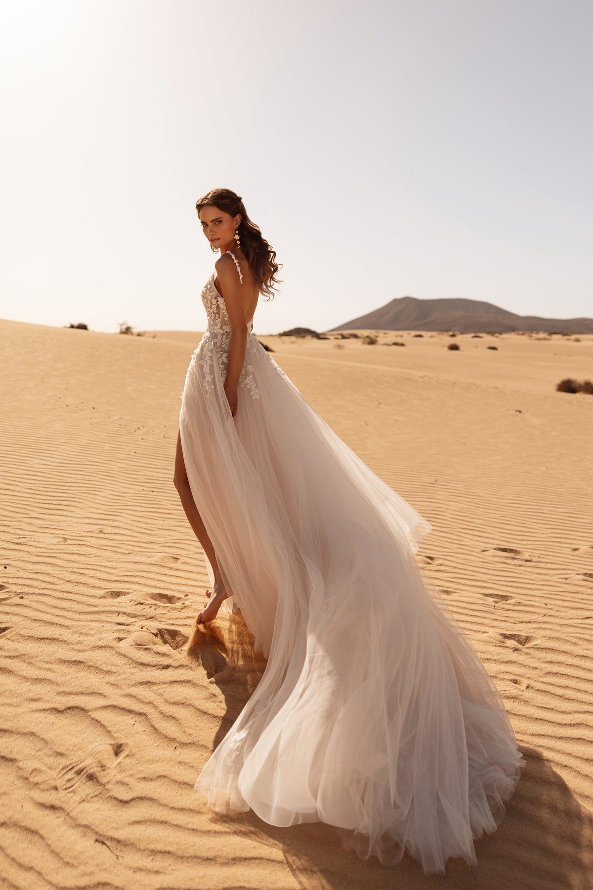 Robe de mariée Aviva, avec une jupe fluide en tulle et une fente devant.