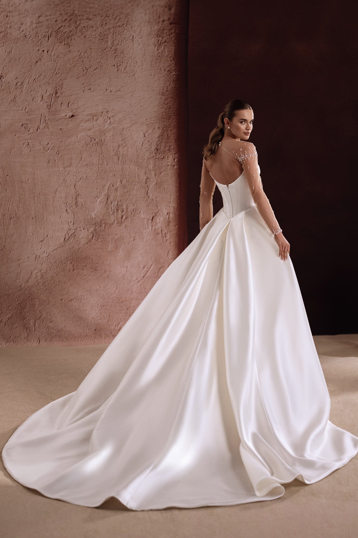 Robe de mariée Aylin en satin, avec des boutons dans le dos.