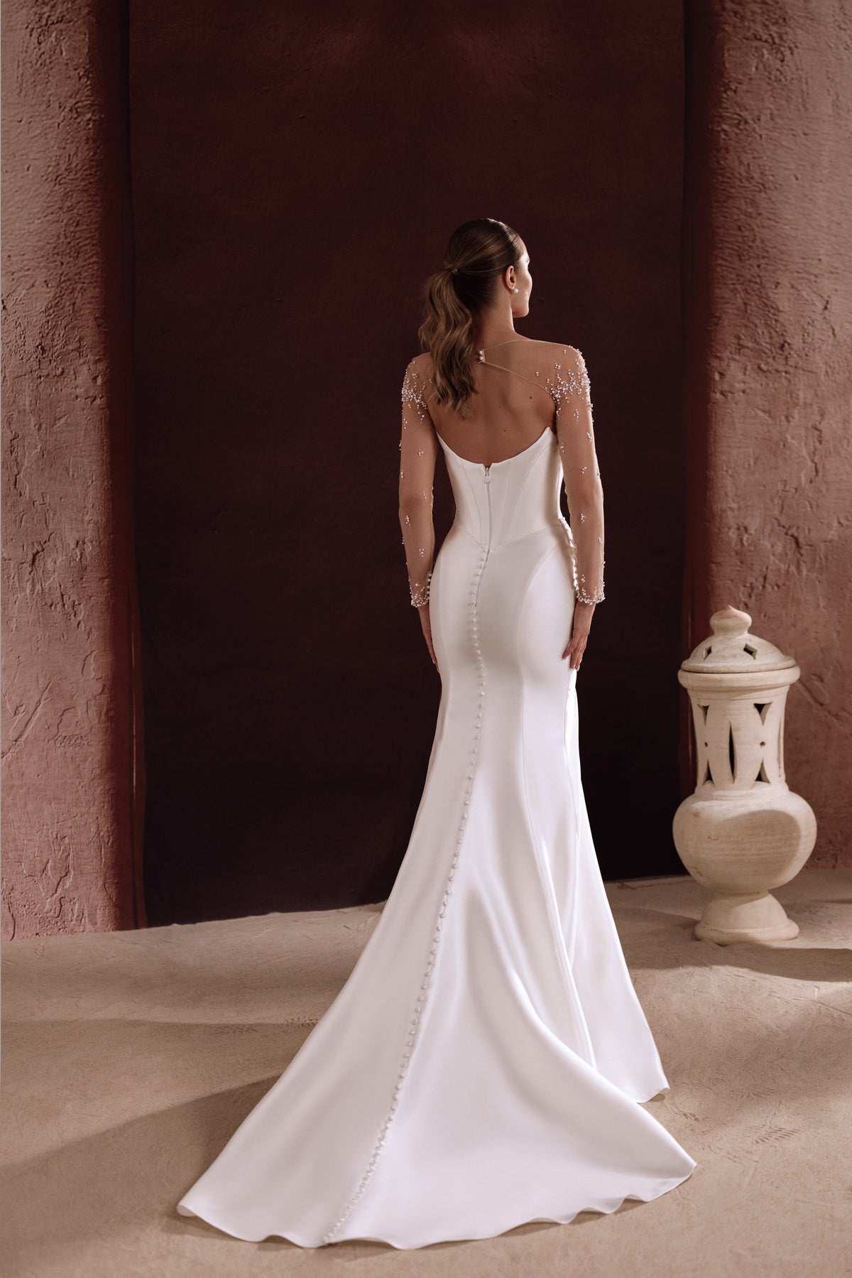 Robe de mariée Aylin en satin, avec un corsage structuré et une jupe ample.