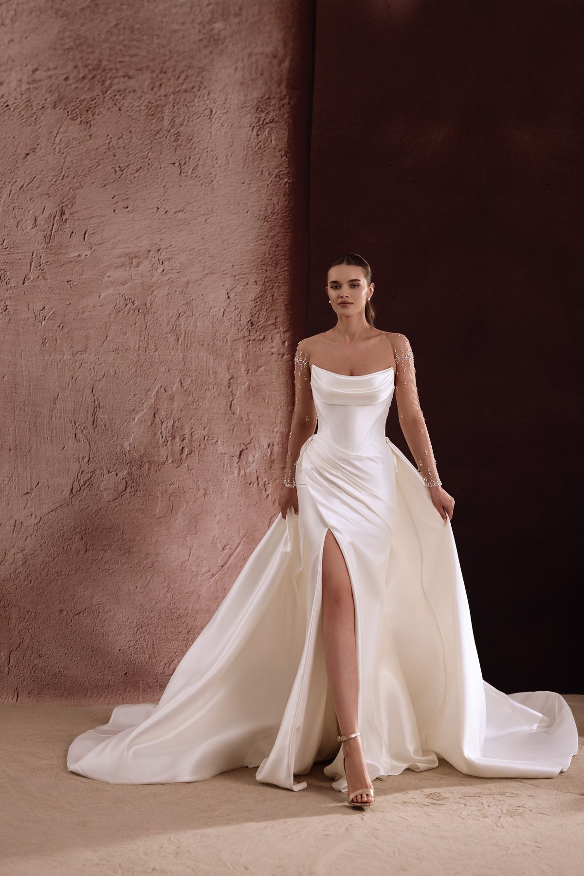 Robe de mariée Aylin en satin, avec une fente jusqu’à la cuisse.