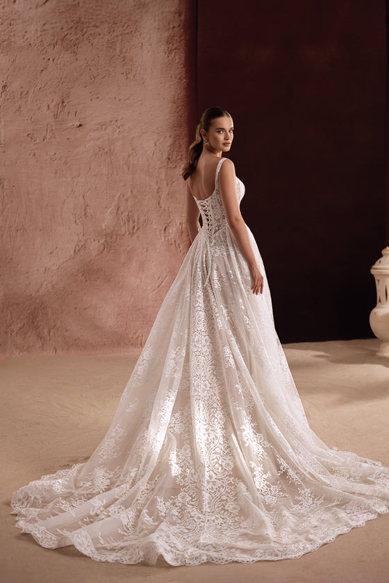 Robe de mariée Becco de style princesse, avec un corsage en dentelle et une jupe ample.