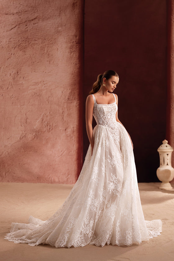 Robe de mariée Becco, avec un corset en dentelle lacé dans le dos.
