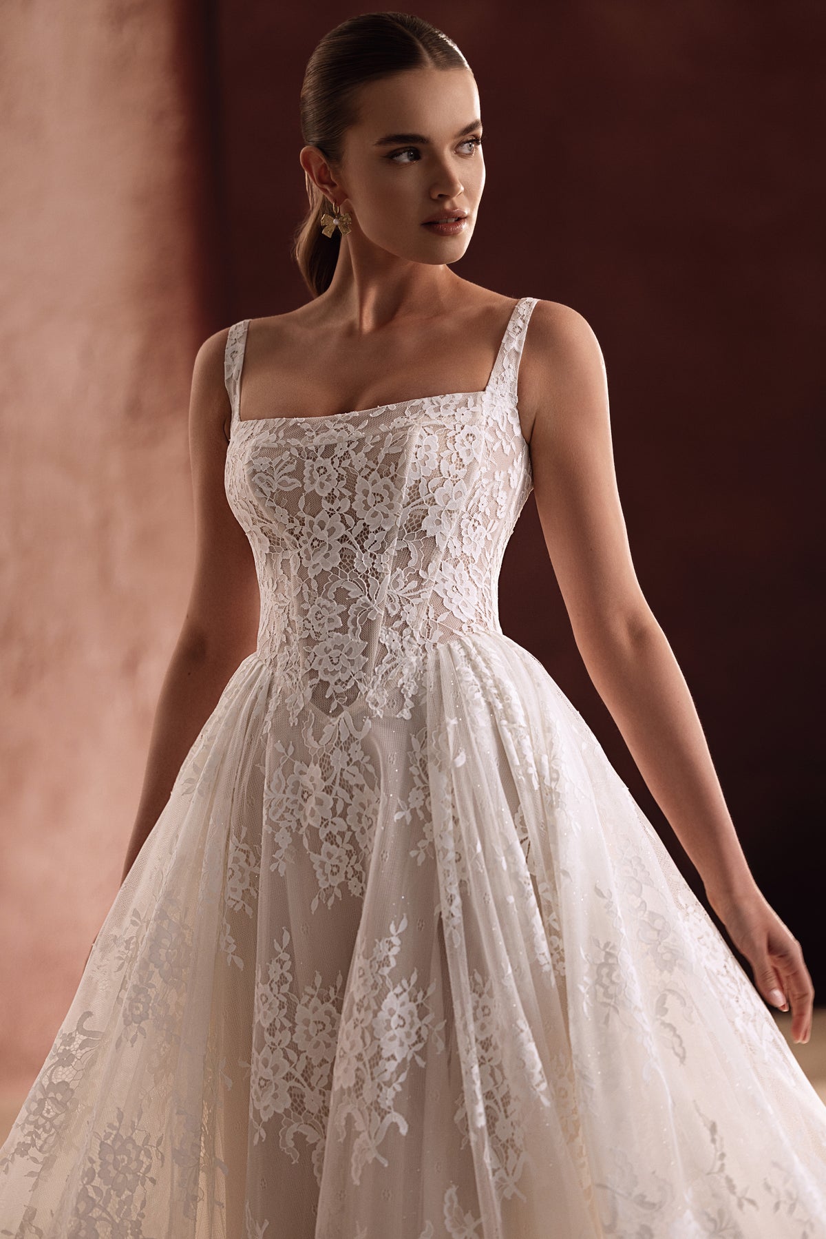 Robe de mariée Becco, avec un décolleté carré et des détails de dentelle.
