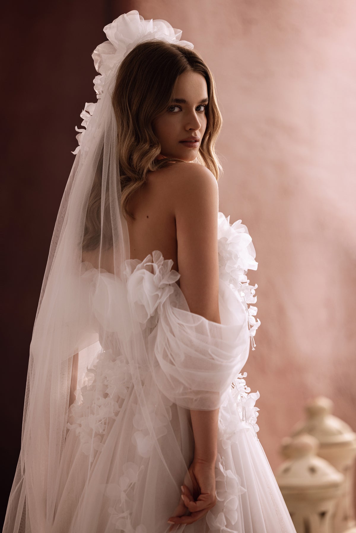 Gros plan sur Bella, son corsage à fleurs en relief et son tulle transparent.