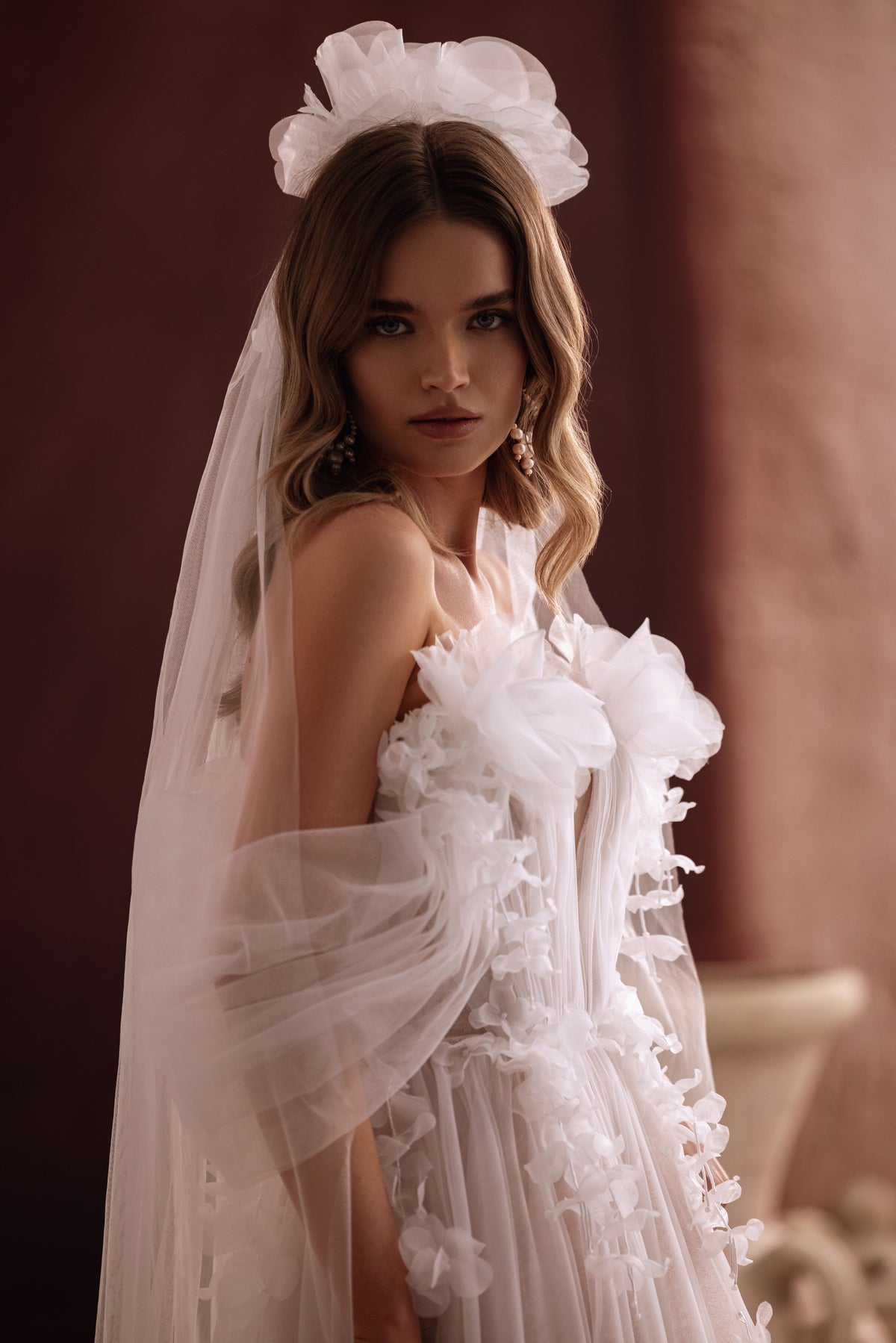 Robe de mariée Bella, avec une fente jusqu’à la cuisse et des appliqués floraux.