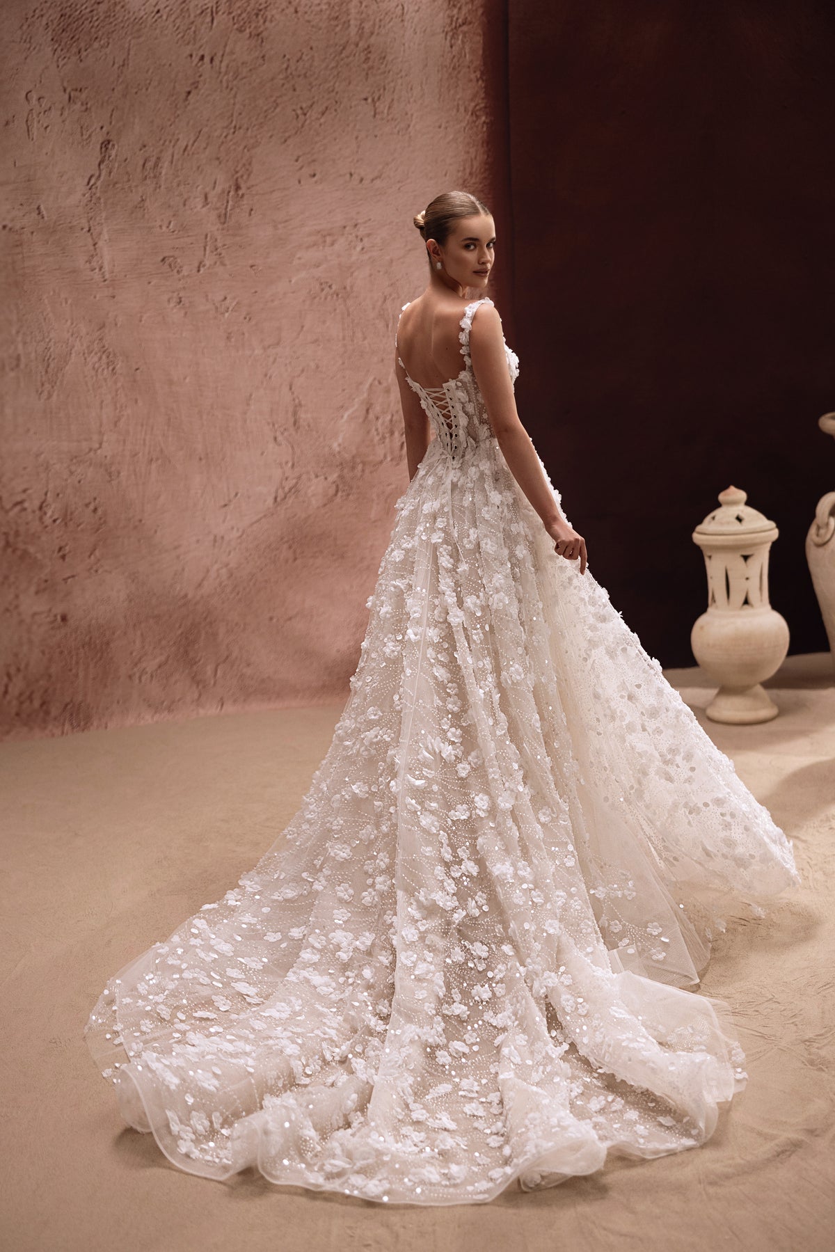 Robe de mariée Cintra, avec une jupe volumineuse et des ornements floraux en relief.