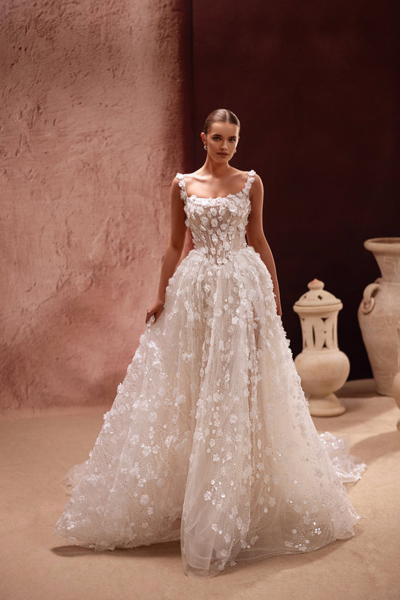 Robe de mariée Cintra, avec un corsage en dentelle florale et des appliqués en relief.