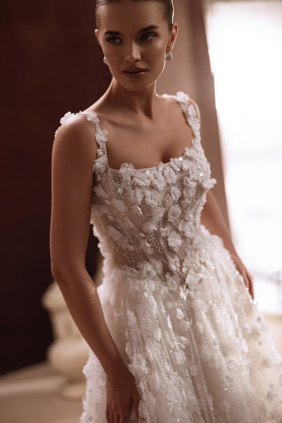 Robe de mariée Cintra, avec un dos lacé et une traîne fluide.