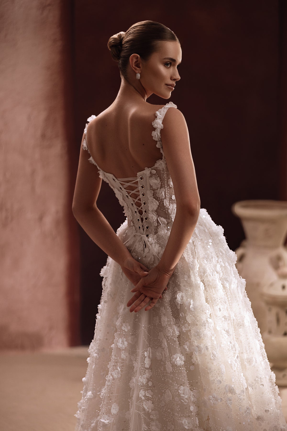 Robe de mariée Cintra, avec un corsage transparent en dentelle orné d’appliqués floraux.